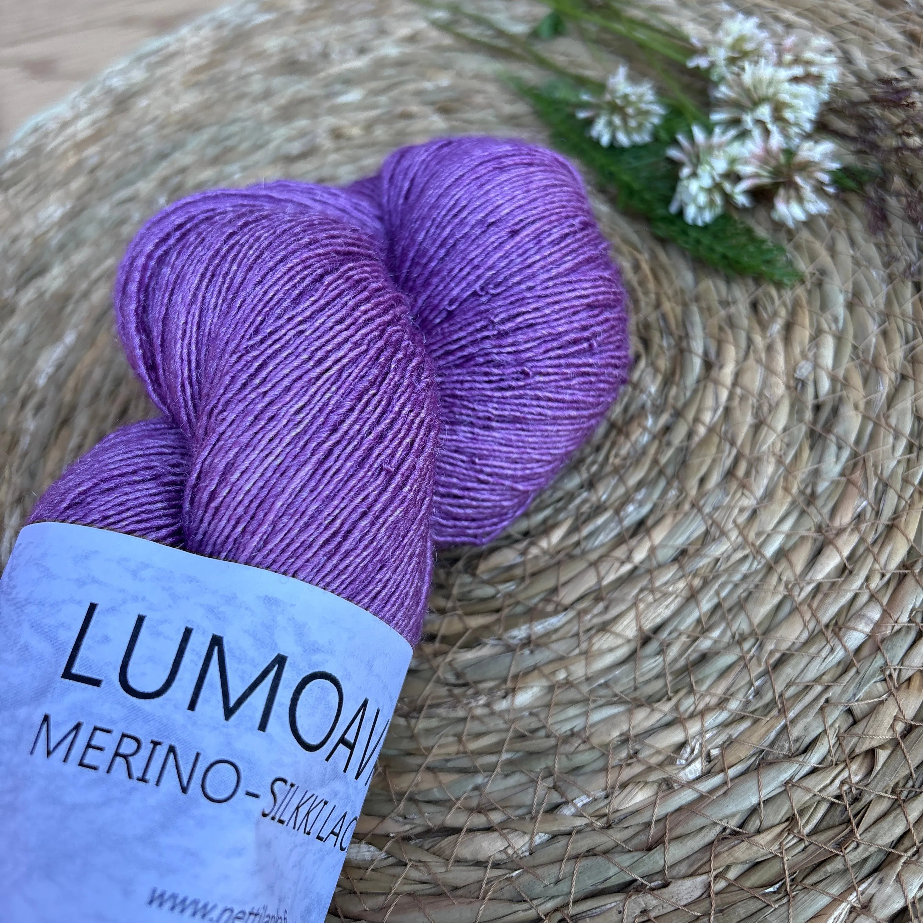 Lumoava Merino-Silkki Lace – Yksisäikeistä unelmaa ja höyhenenkevyttä pehmeyttä.  Lanka on ylellinen yhdistelmä superwash-käsiteltyä merinovillaa ja aitoa silkkiä.