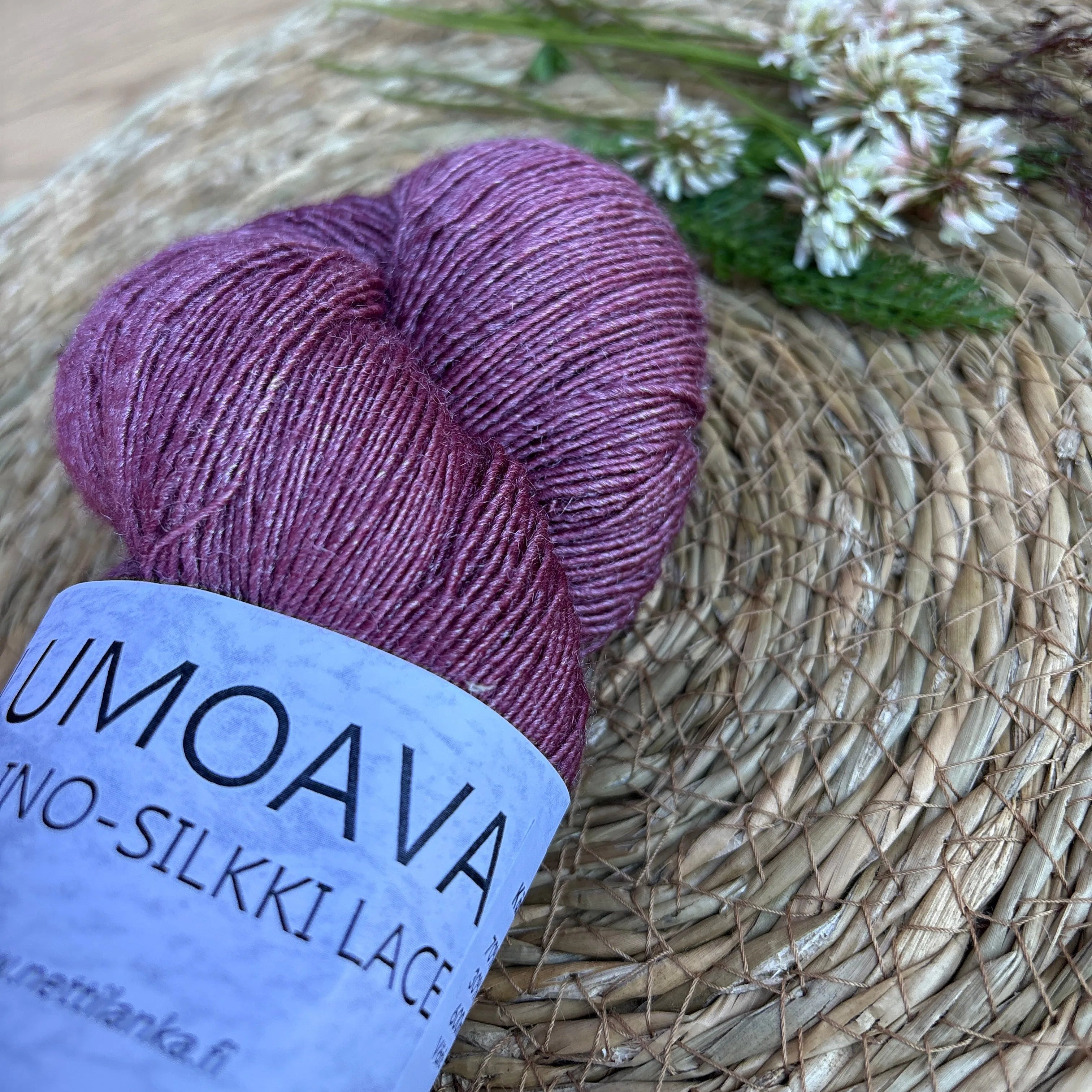 Lumoava Merino-Silkki Lace – Yksisäikeistä unelmaa ja höyhenenkevyttä pehmeyttä.  Lanka on ylellinen yhdistelmä superwash-käsiteltyä merinovillaa ja aitoa silkkiä.