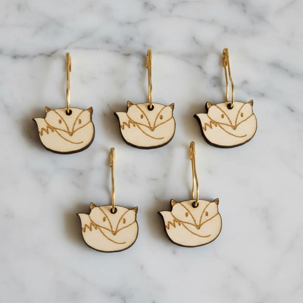 Kotimainen Miisku Design kettu-silmukkamerkki suomalaisesta koivuvanerista (halk. n. 2 cm). Kevyt ja kaunis puinen apuväline neulontaan. Myydään kappaleittain.