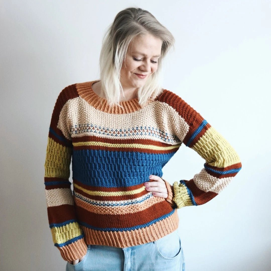 Hannemari Lehtosen (Hannemari Design) suunnittelema paita on hauska ja inspiroiva projekti. Tämä rento unisex-malli sopii upeasti kaikille, joten voit halutessasi neuloa tästä vaikka samistelupaidat sinulle ja hänelle!
