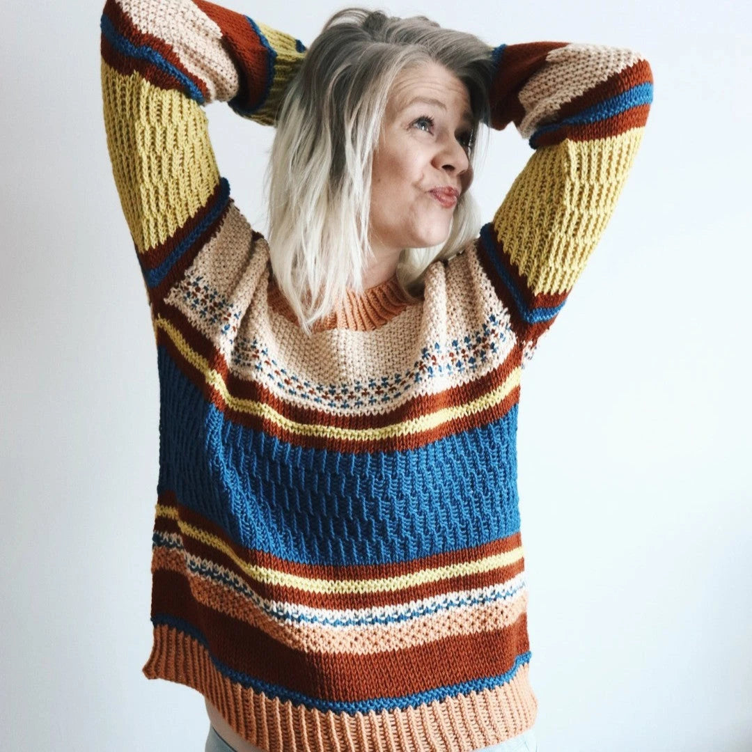 Hannemari Lehtosen (Hannemari Design) suunnittelema paita on hauska ja inspiroiva projekti. Tämä rento unisex-malli sopii upeasti kaikille, joten voit halutessasi neuloa tästä vaikka samistelupaidat sinulle ja hänelle!