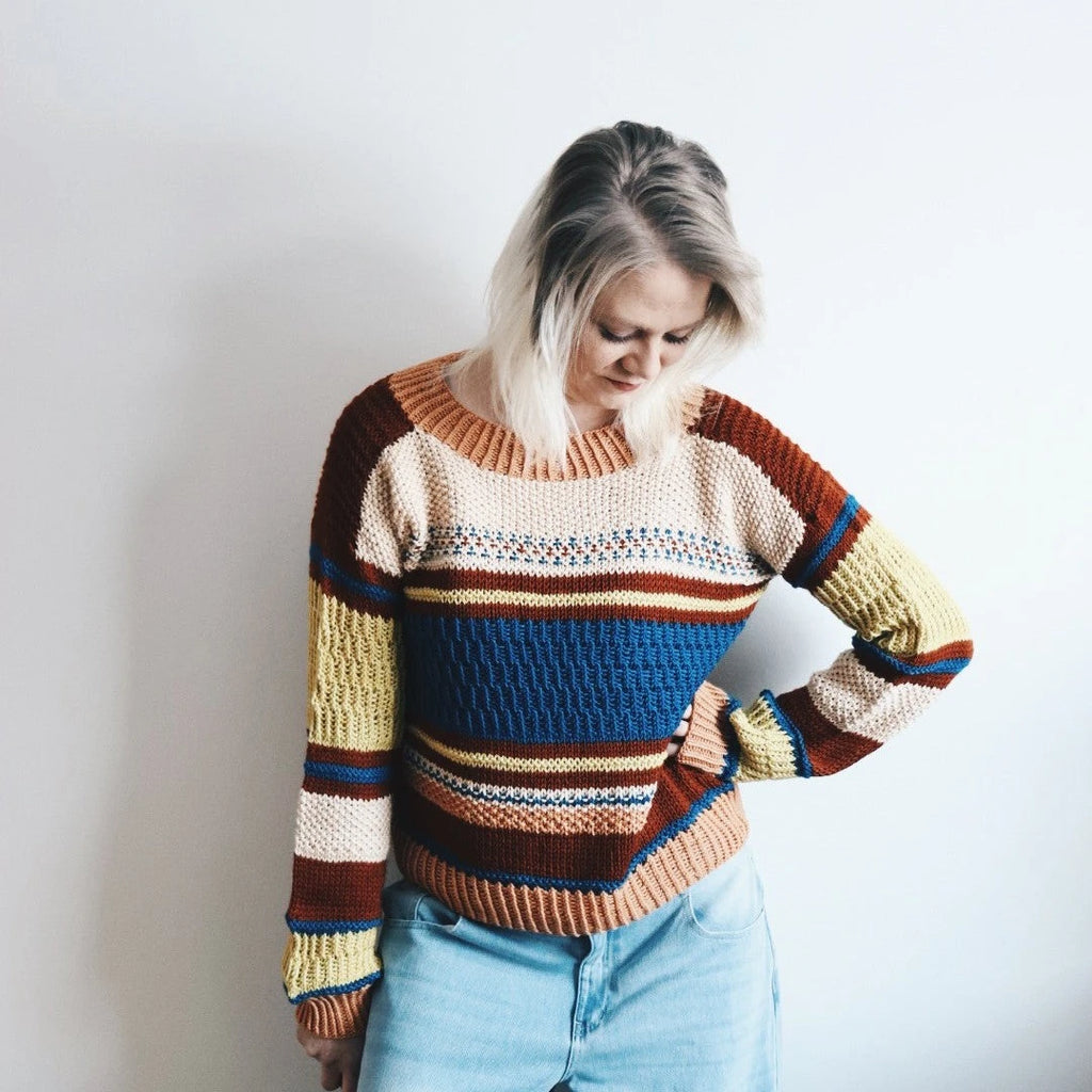 Hannemari Lehtosen (Hannemari Design) suunnittelema paita on hauska ja inspiroiva projekti. Tämä rento unisex-malli sopii upeasti kaikille, joten voit halutessasi neuloa tästä vaikka samistelupaidat sinulle ja hänelle!