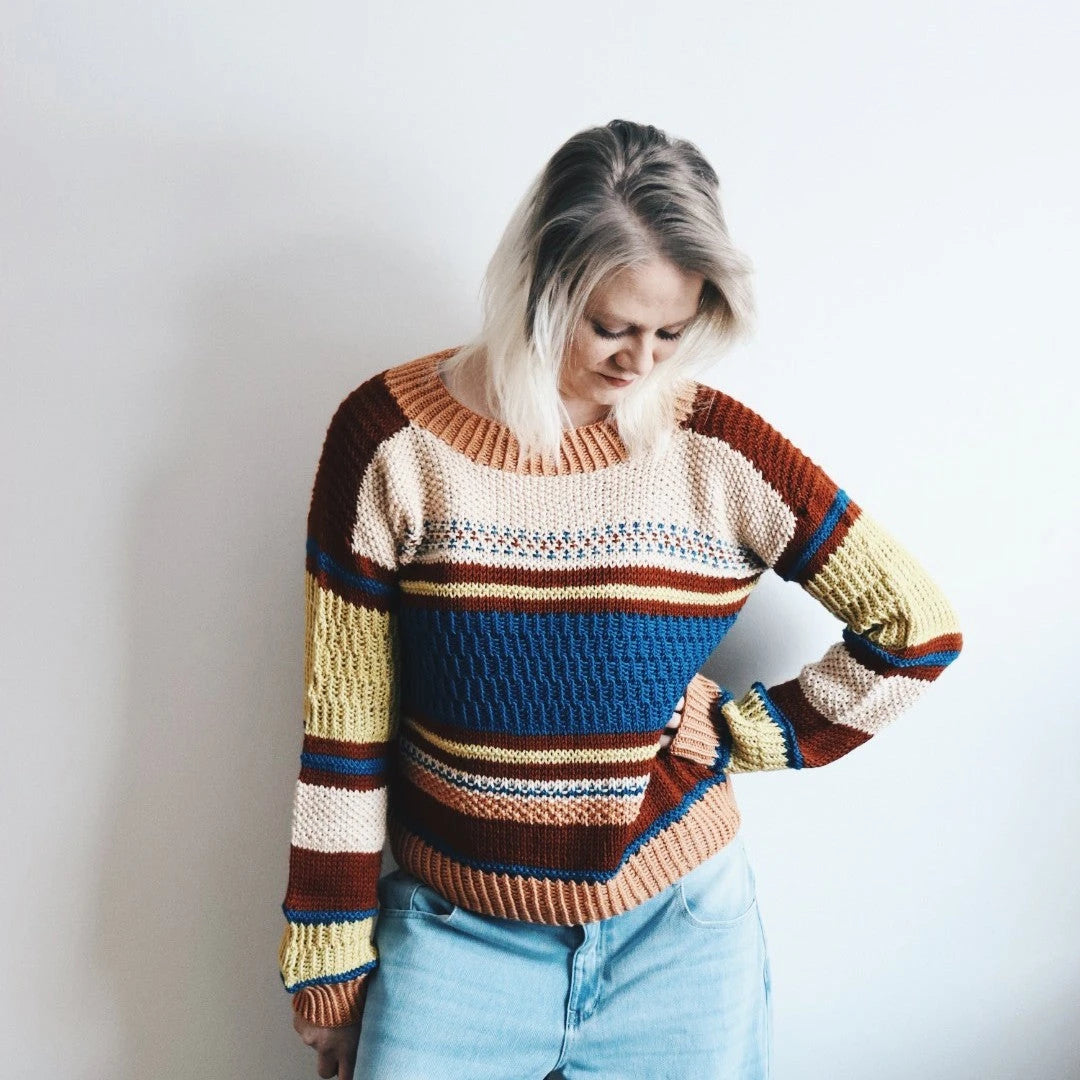 Hannemari Lehtosen (Hannemari Design) suunnittelema paita on hauska ja inspiroiva projekti. Tämä rento unisex-malli sopii upeasti kaikille, joten voit halutessasi neuloa tästä vaikka samistelupaidat sinulle ja hänelle!
