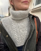 Moby Neck on näyttävä, lämmin ja tyylikäs palmikkokauluri, jota koristaa PetiteKnitin runsas ja eläväpintainen rakenne- ja palmikkoneule.