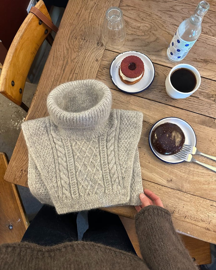 Moby Neck on näyttävä, lämmin ja tyylikäs palmikkokauluri, jota koristaa PetiteKnitin runsas ja eläväpintainen rakenne- ja palmikkoneule.