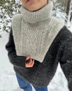 Moby Neck on näyttävä, lämmin ja tyylikäs palmikkokauluri, jota koristaa PetiteKnitin runsas ja eläväpintainen rakenne- ja palmikkoneule.