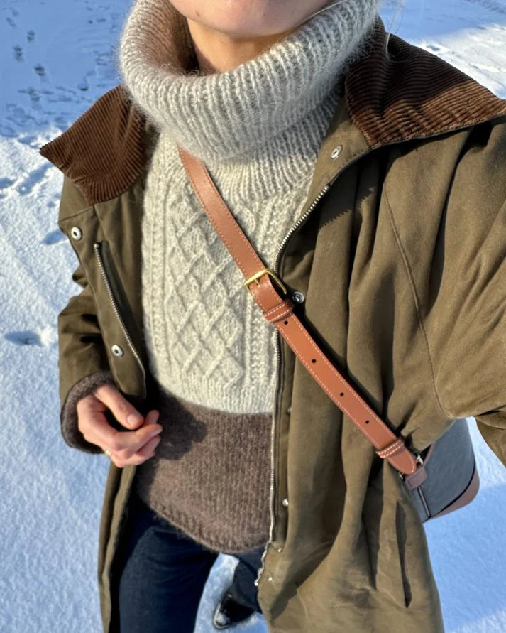 Moby Neck on näyttävä, lämmin ja tyylikäs palmikkokauluri, jota koristaa PetiteKnitin runsas ja eläväpintainen rakenne- ja palmikkoneule.