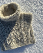 Moby Neck on näyttävä, lämmin ja tyylikäs palmikkokauluri, jota koristaa PetiteKnitin runsas ja eläväpintainen rakenne- ja palmikkoneule.