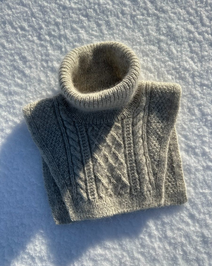 Moby Neck on näyttävä, lämmin ja tyylikäs palmikkokauluri, jota koristaa PetiteKnitin runsas ja eläväpintainen rakenne- ja palmikkoneule.