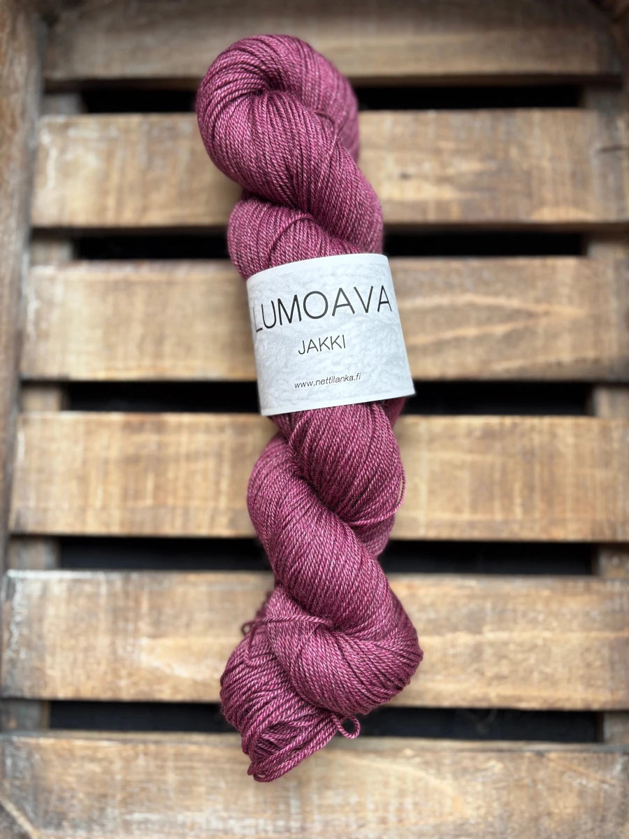 Lumoava Jakki – Luonnonhienointa pehmeyttä ja eksoottista lämpöä
Ylellinen kuitusekoitus tuo neuleeseesi jakkivillan ainutlaatuisen pehmeyden ja merinovillan joustavan lämmön.  värissä violetti
