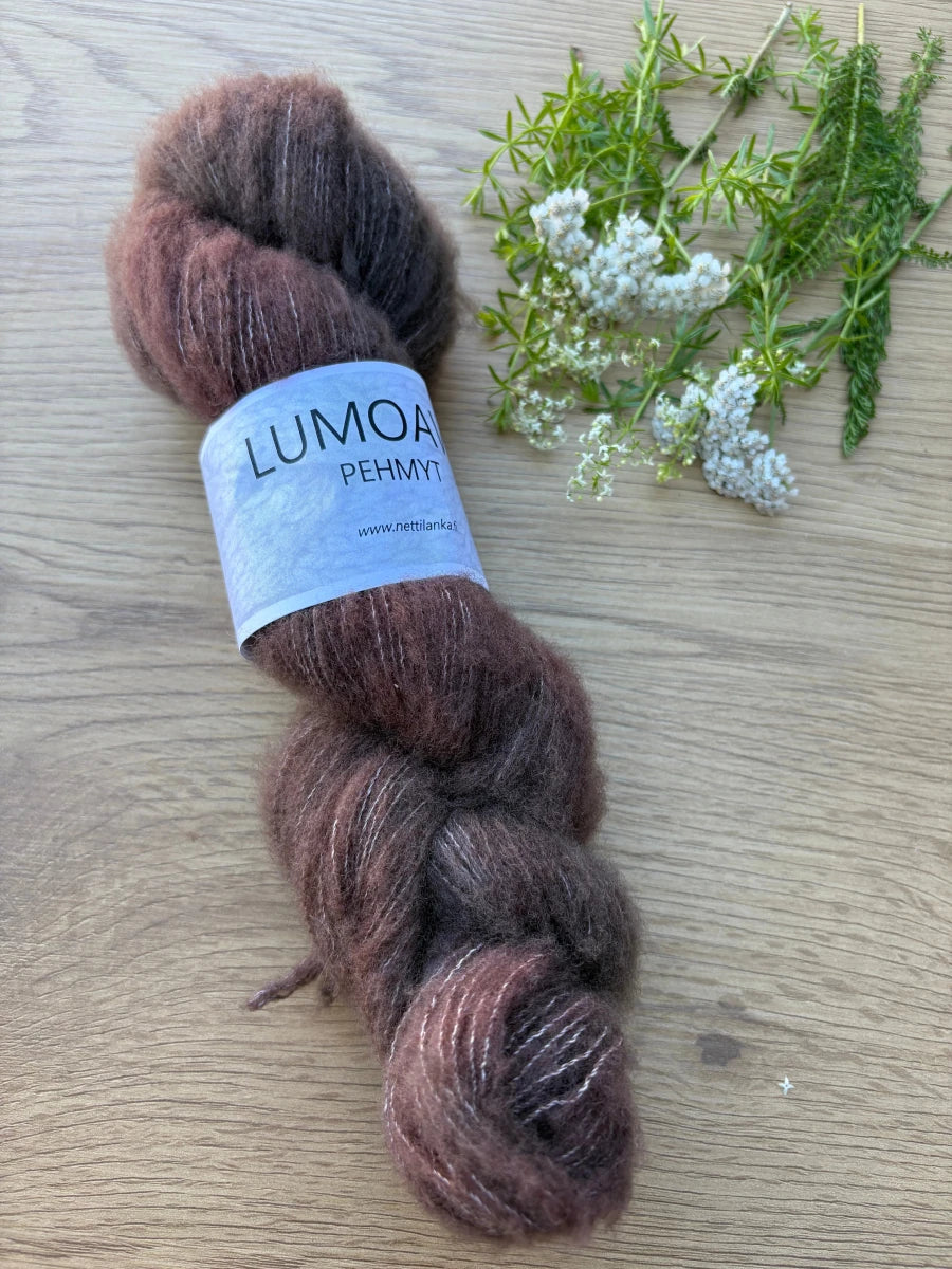 Neulo Lumoava Pehmyt yksinään keveisiin ja ilmaviin paitoihin sekä asusteisiin, tai neulo sitä toisen langan rinnalla tuomaan työhön unelmaista pörröisyyttä.
