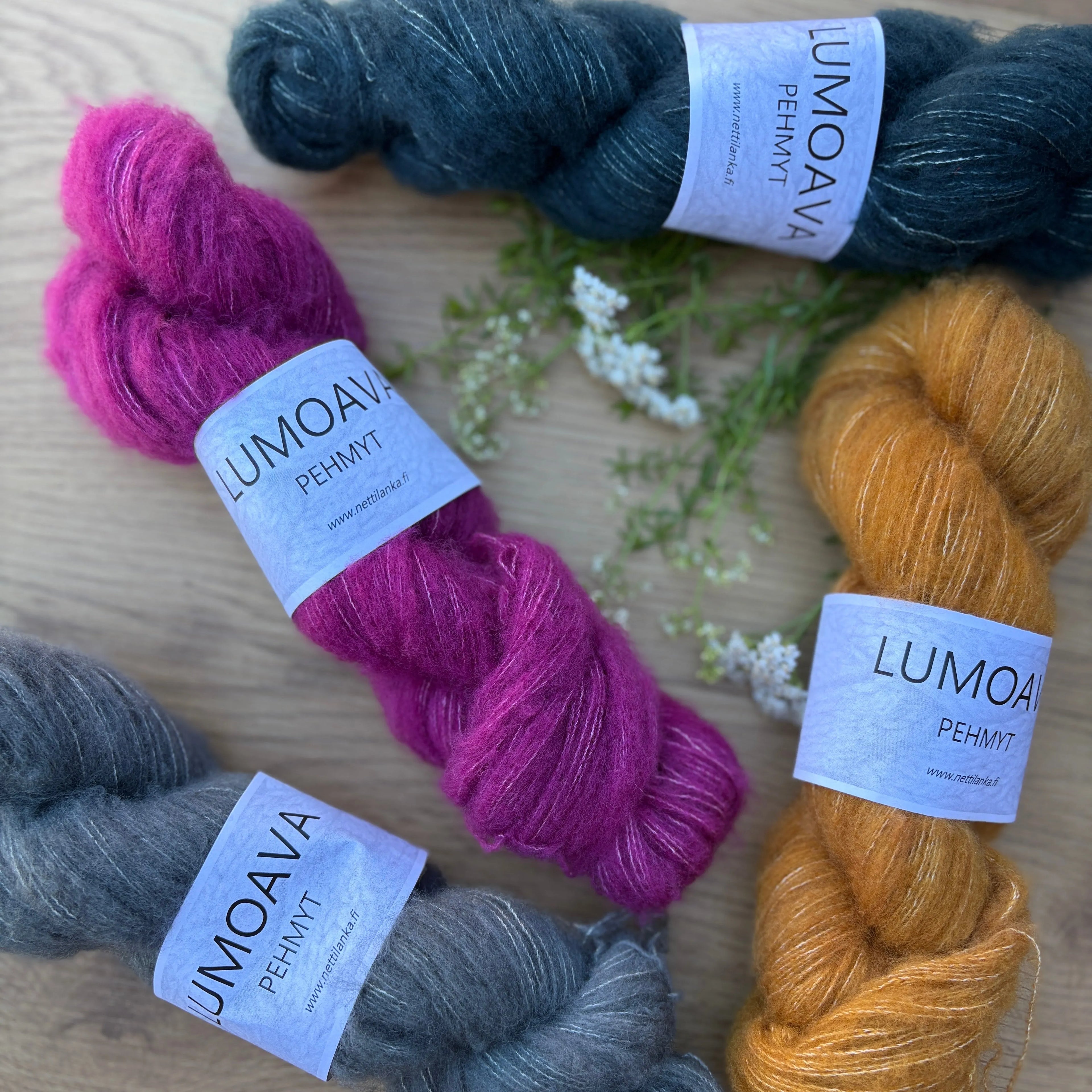  Lumoava ei ole vain lanka – se on unelmiesi pehmeys ja täydellinen vastaus heille, jotka etsivät silkkisen hellävaraista vaihtoehtoa pörröisille silkki-mohairlangoille.
