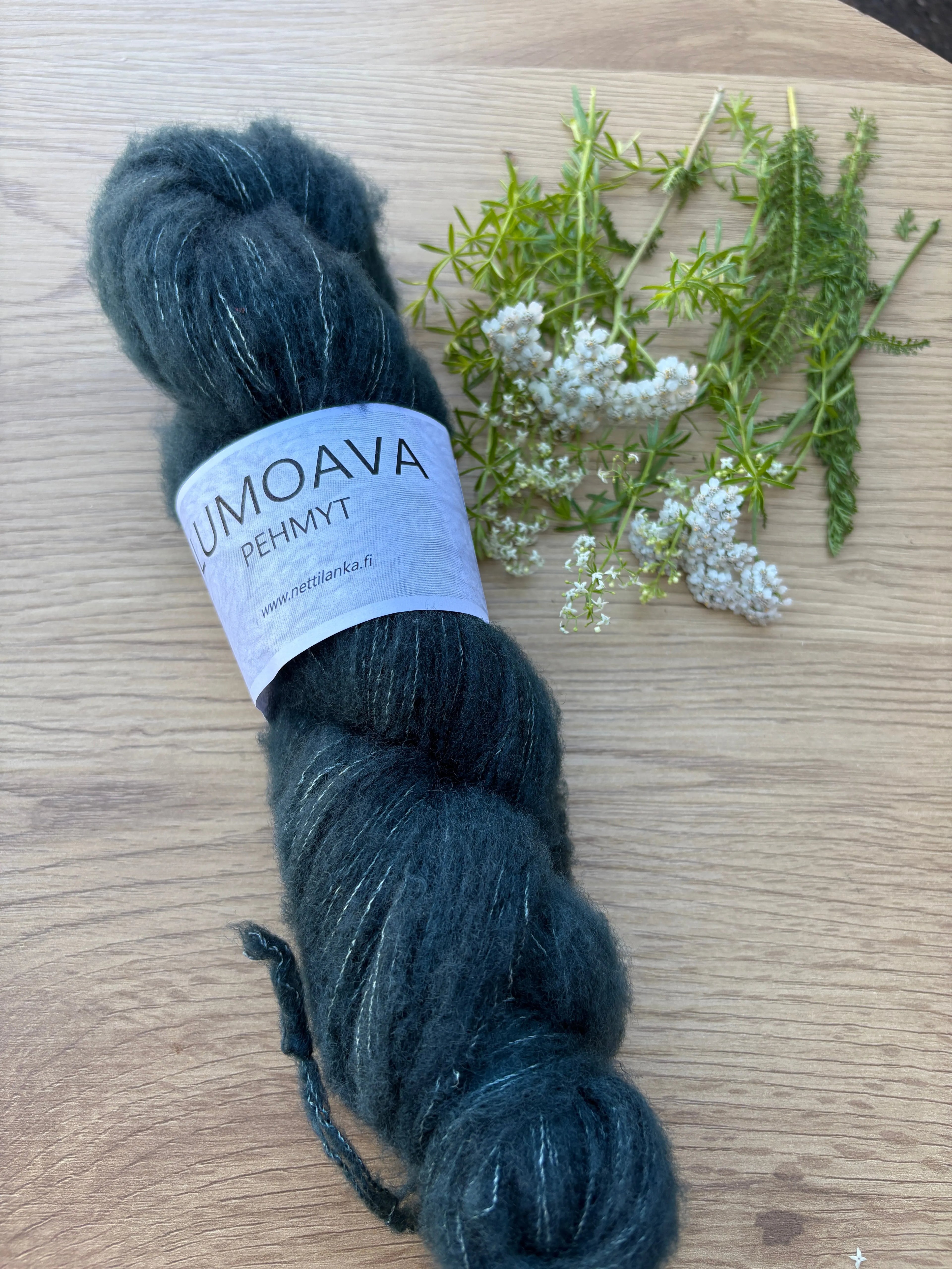  Lumoava ei ole vain lanka – se on unelmiesi pehmeys ja täydellinen vastaus heille, jotka etsivät silkkisen hellävaraista vaihtoehtoa pörröisille silkki-mohairlangoille.