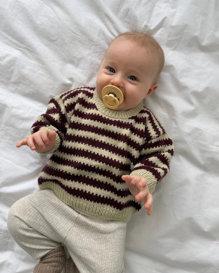 Otto Sweater Baby on klassinen, raikkaan raidallinen ja ajattoman kaunis neulepusero perheen pienimmille vauvasta leikki-ikäiseen.