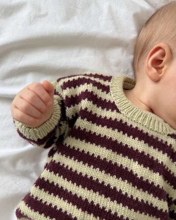 Otto Sweater Baby on klassinen, raikkaan raidallinen ja ajattoman kaunis neulepusero perheen pienimmille vauvasta leikki-ikäiseen.