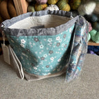 Carelia Handmade käsintehty pellavainen kässäpussi kiristysnyöreillä ja kantolenkillä. Mukana ihana kehruukuitu- tai käsinkehrätty minilankanäyte!