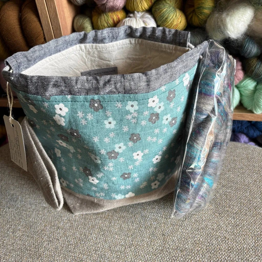 Carelia Handmade käsintehty pellavainen kässäpussi kiristysnyöreillä ja kantolenkillä. Mukana ihana kehruukuitu- tai käsinkehrätty minilankanäyte!