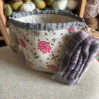 Carelia Handmade käsintehty pellavainen kässäpussi kiristysnyöreillä ja kantolenkillä. Mukana ihana kehruukuitu- tai käsinkehrätty minilankanäyte!