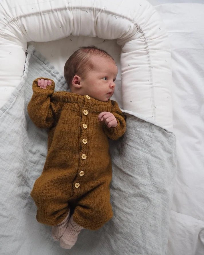 Anker’s Onesie on PetiteKnitin ihastuttavaan Anker-sarjaan kuuluva suloinen, pehmeä ja käytännöllinen vauvojen neulehaalari.