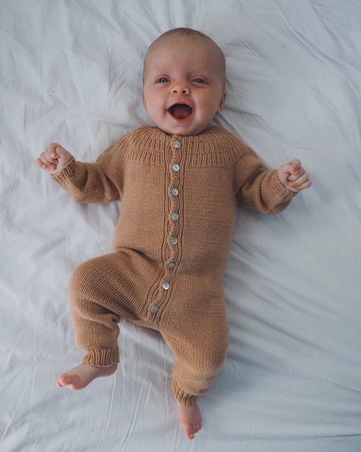 Anker’s Onesie on PetiteKnitin ihastuttavaan Anker-sarjaan kuuluva suloinen, pehmeä ja käytännöllinen vauvojen neulehaalari.