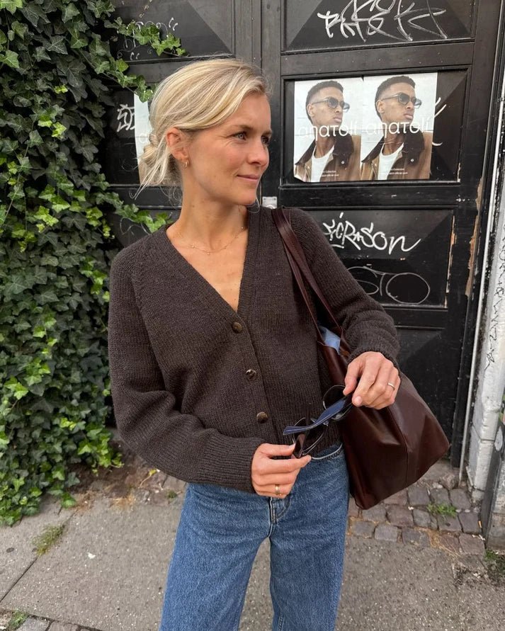 Champagne Cardigan on upea, rento ja ylellinen V-aukkoinen neuletakki, joka on suunniteltu modernin ylikokoiseksi (oversized).