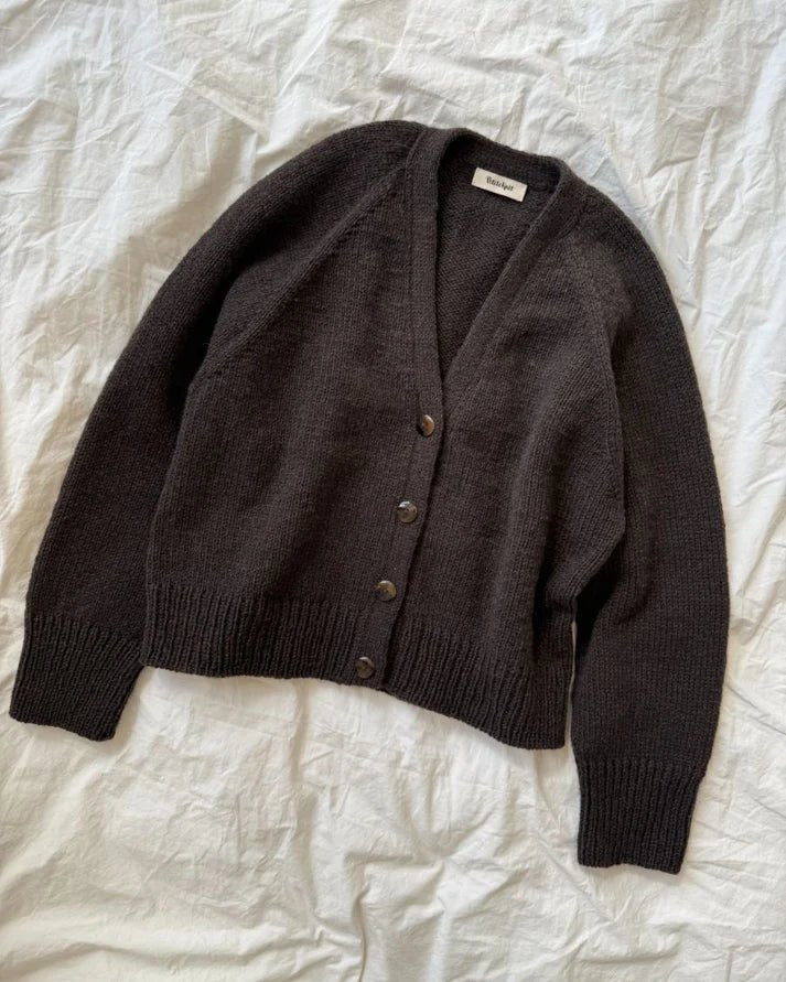 Champagne Cardigan on upea, rento ja ylellinen V-aukkoinen neuletakki, joka on suunniteltu modernin ylikokoiseksi (oversized).