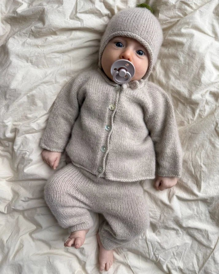 Cleo Baby Set on hurmaava, pehmeä ja ajattoman kaunis kolmiosainen vauvan neulekokonaisuus