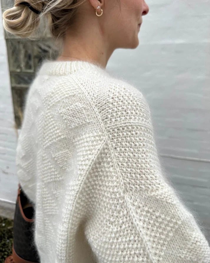 Esther Sweater on näyttävä, ryhdikäs ja ylellisen lämmin neulepaita, jota koristaa kauttaaltaan kaunis ja eläväpintainen pintaneulekuvio.
