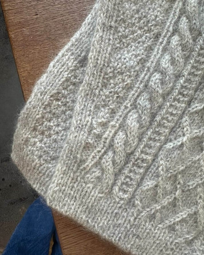 Moby Neck on näyttävä, lämmin ja tyylikäs palmikkokauluri, jota koristaa PetiteKnitin runsas ja eläväpintainen rakenne- ja palmikkoneule.