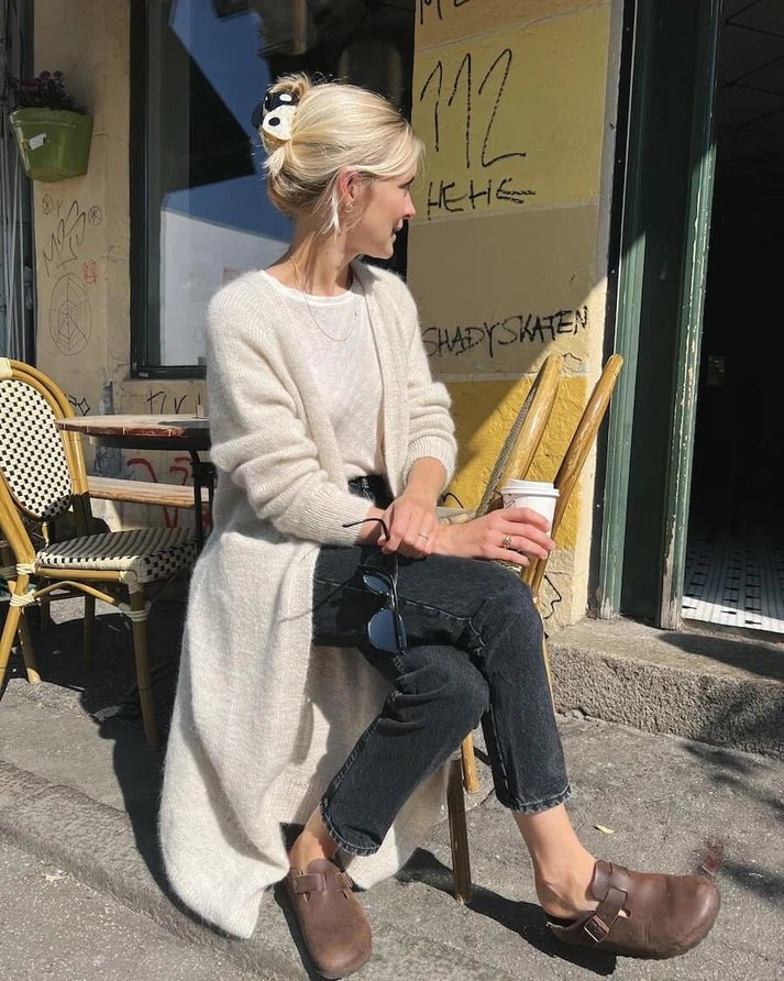 No Frills Cardigan on ihana, pelkistetyn tyylikäs ja pitkä raglanhihainen neuletakki, joka kietoo pehmeyteensä niin viileinä arki-aamuina kuin rentoina koti-iltoinakin.