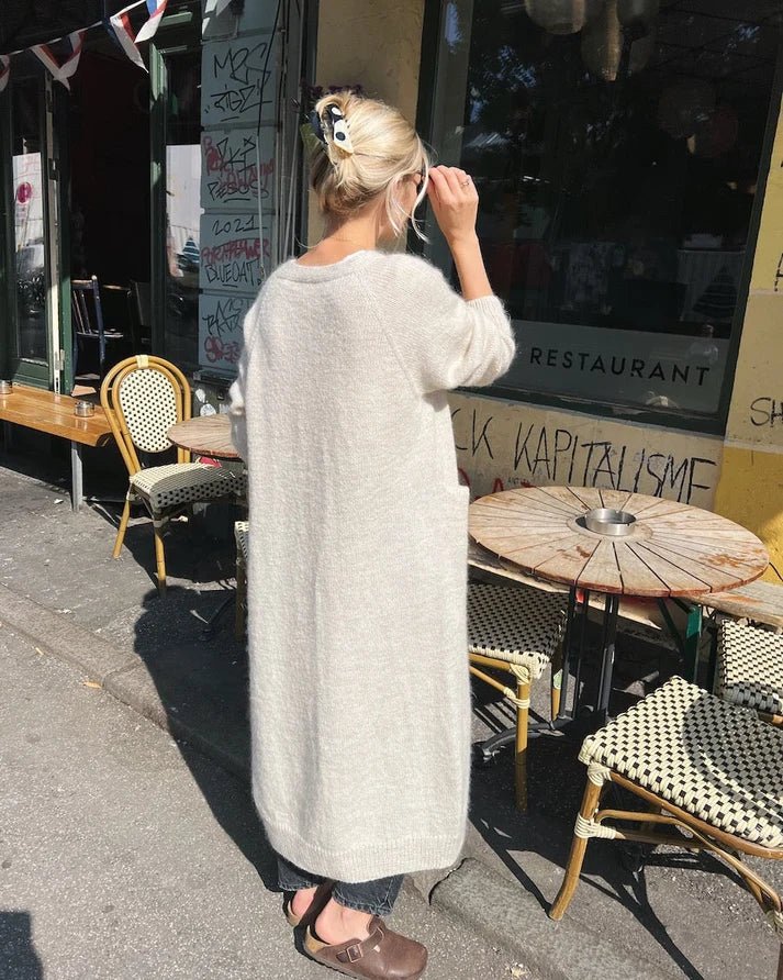 No Frills Cardigan on ihana, pelkistetyn tyylikäs ja pitkä raglanhihainen neuletakki, joka kietoo pehmeyteensä niin viileinä arki-aamuina kuin rentoina koti-iltoinakin.
