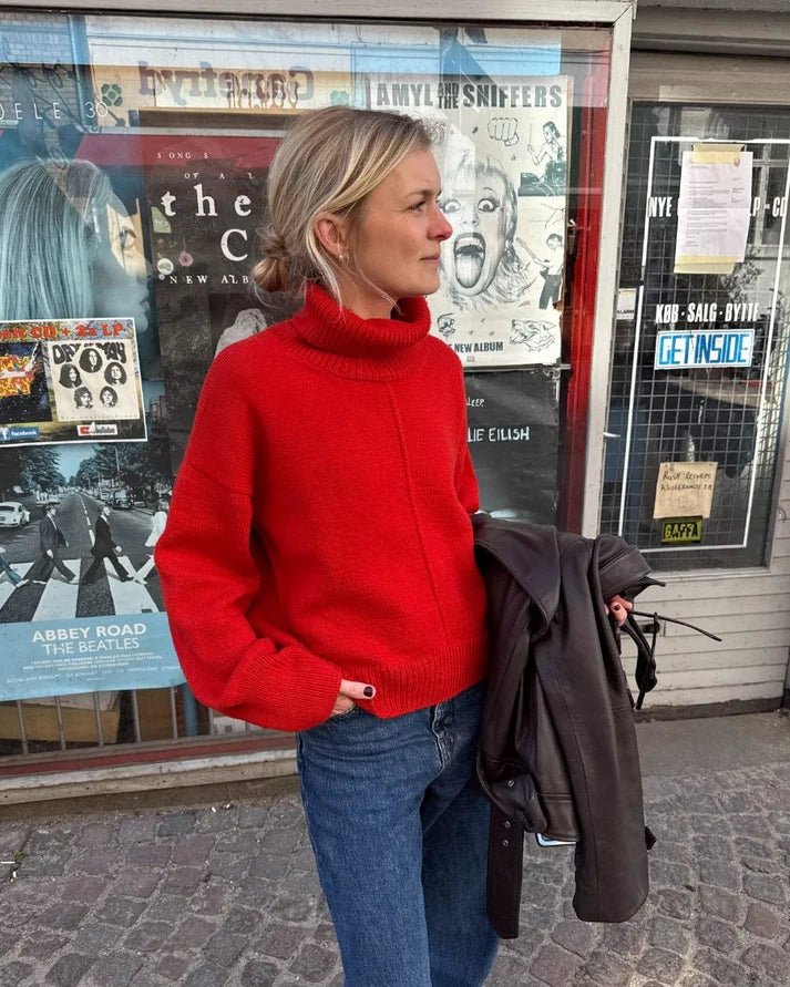 Scarlet Sweater on moderni, huoliteltu ja tyylikkään väljä neulepusero, jonka ilmettä ryhdittävät kauniit, pystysuuntaiset kohoraidat.
