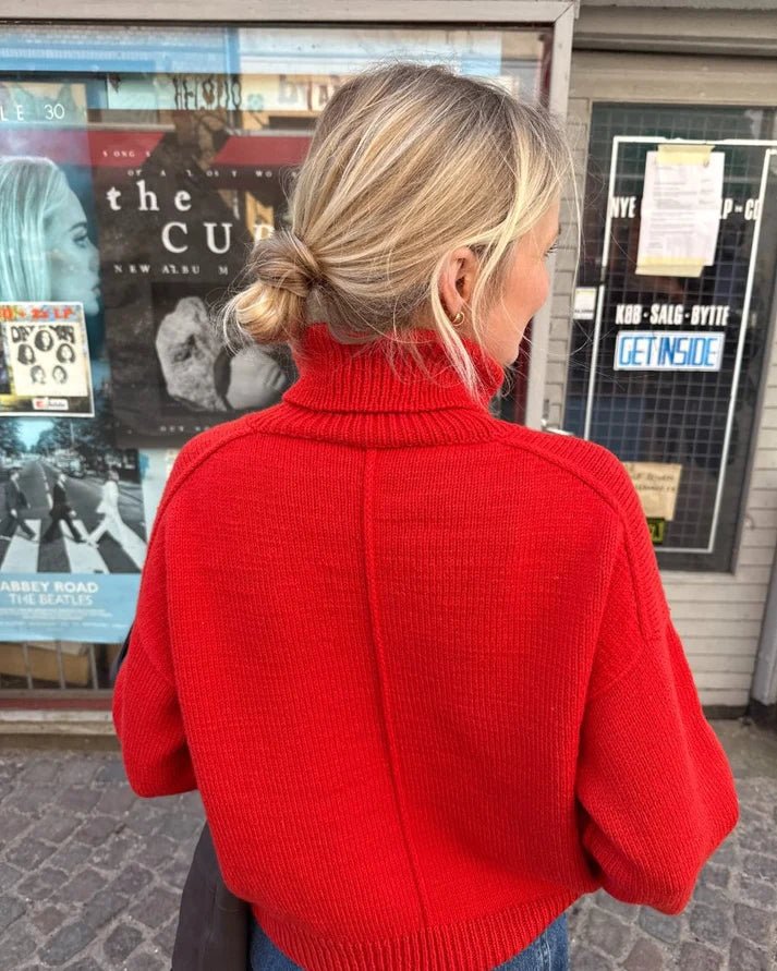 Scarlet Sweater on moderni, huoliteltu ja tyylikkään väljä neulepusero, jonka ilmettä ryhdittävät kauniit, pystysuuntaiset kohoraidat.