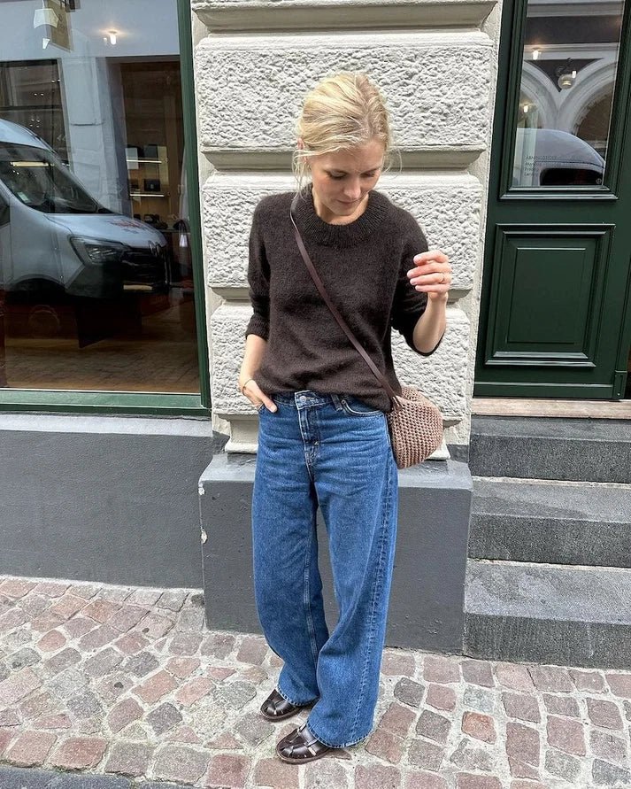 Stockholm Sweater on ylellinen, höyhenenkevyt ja elegantti neulepusero, joka neulotaan kauttaaltaan kaksinkertaisesta lace-vahvuisesta silkki-mohairlangasta.