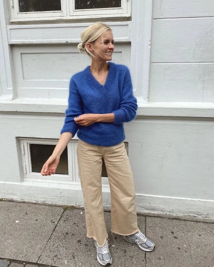 Stockholm Sweater V-neck on ylellinen, höyhenenkevyt ja elegantti neulepusero, joka neulotaan kauttaaltaan kaksinkertaisesta lace-vahvuisesta silkki-mohairlangasta.