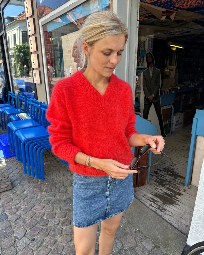 Stockholm Sweater V-neck on ylellinen, höyhenenkevyt ja elegantti neulepusero, joka neulotaan kauttaaltaan kaksinkertaisesta lace-vahvuisesta silkki-mohairlangasta.