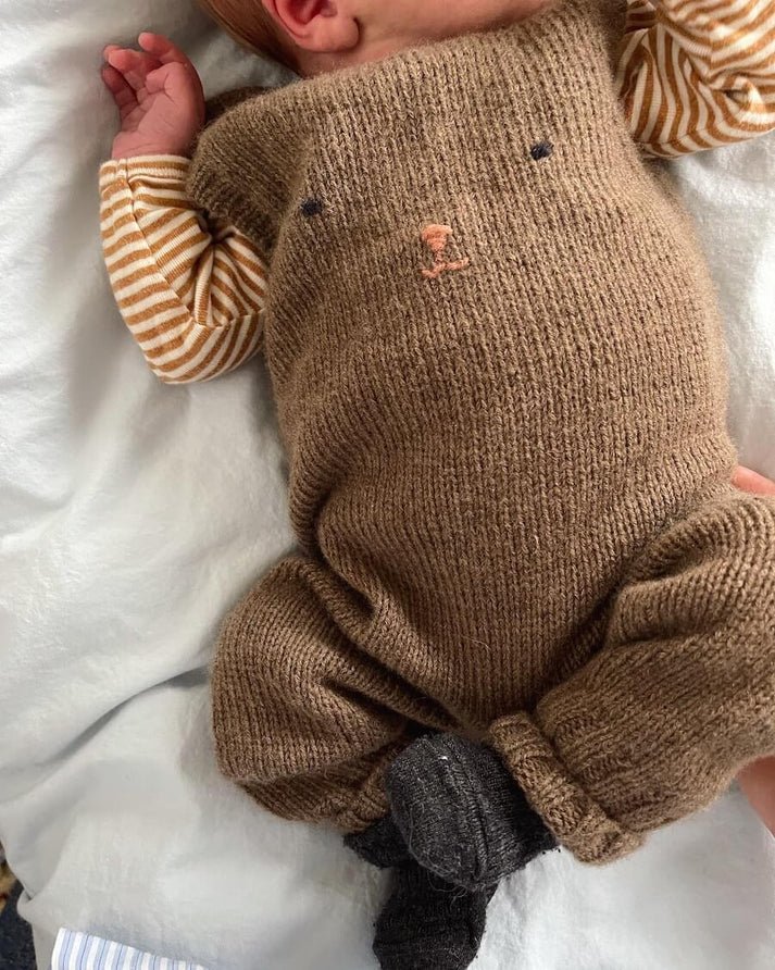 Teddy Pants -henkselihousut ovat suloiset, pehmeät ja leikkisät vauvojen ja taaperoiden neulehousut, joiden rintamusta koristaa herttainen kirjailtu nallen naama.