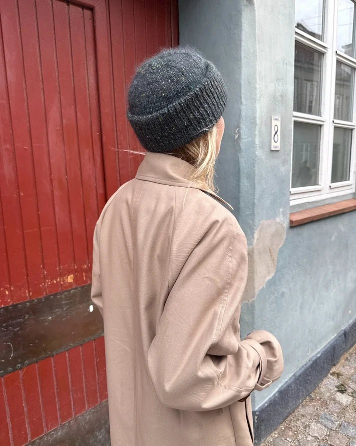 Terrazzo Hat on moderni, lämmin ja ryhdikäs pipo, jossa yhdistyvät napakka joustinneuleinen taitereunus ja sileä neulepinta.