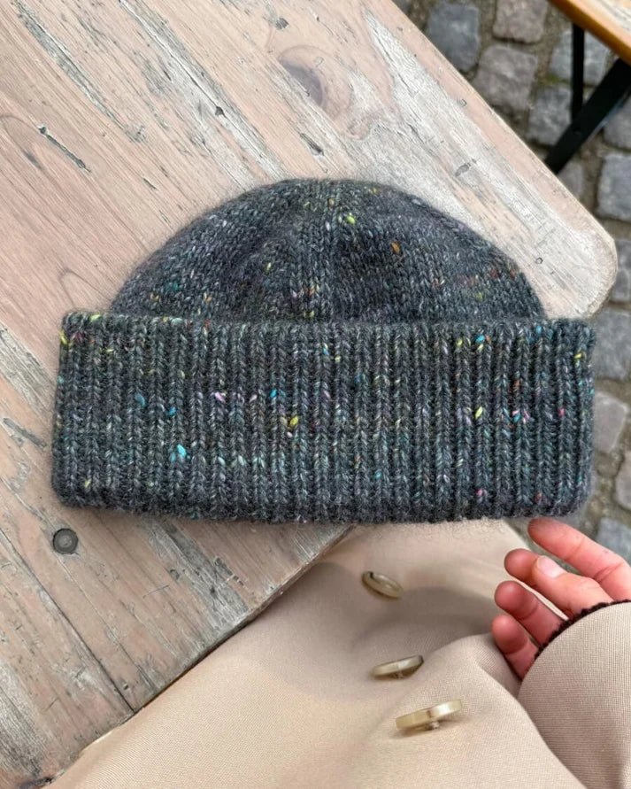 Terrazzo Hat on moderni, lämmin ja ryhdikäs pipo, jossa yhdistyvät napakka joustinneuleinen taitereunus ja sileä neulepinta.