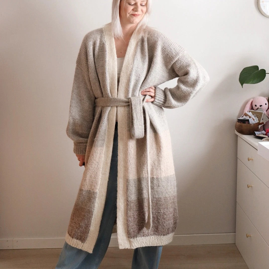 Pravi on muhkea, lämmin ja rento jämäkerien unelmaneule! Hannemari Lehtosen (Hannemari Design) suunnittelema villatakki on arjen luottovaate, joka korvaa ohuemman takin viileillä keleillä ja pitää sinut ihanan lämpimänä talven pakkasilla.