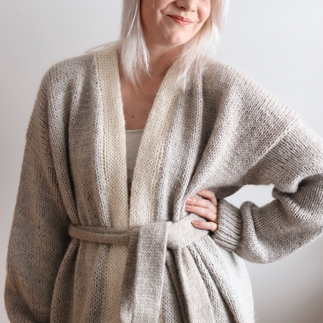 Hannemari Lehtosen (Hannemari Design) suunnittelema villatakki on arjen luottovaate, joka korvaa ohuemman takin viileillä keleillä ja pitää sinut ihanan lämpimänä talven pakkasilla.