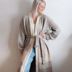 Hannemari Lehtosen (Hannemari Design) suunnittelema villatakki on arjen luottovaate, joka korvaa ohuemman takin viileillä keleillä ja pitää sinut ihanan lämpimänä talven pakkasilla.