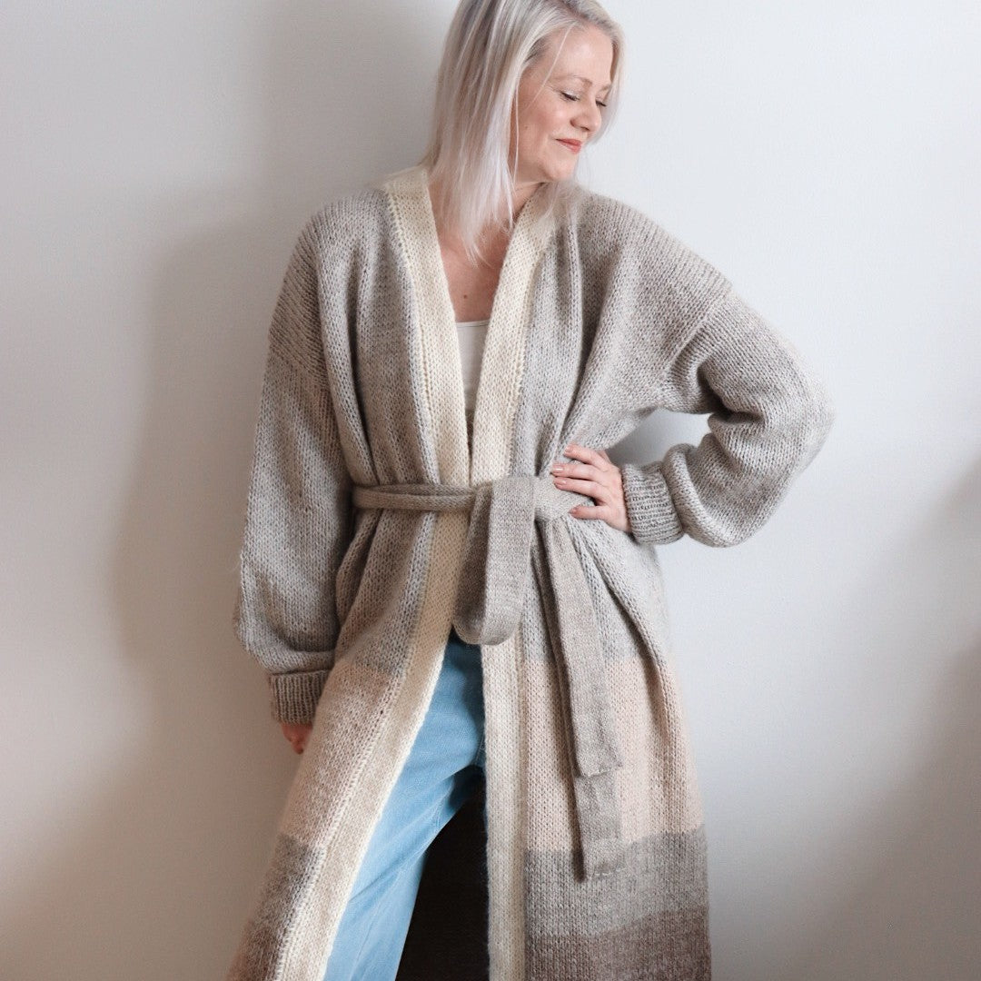 Hannemari Lehtosen (Hannemari Design) suunnittelema villatakki on arjen luottovaate, joka korvaa ohuemman takin viileillä keleillä ja pitää sinut ihanan lämpimänä talven pakkasilla.