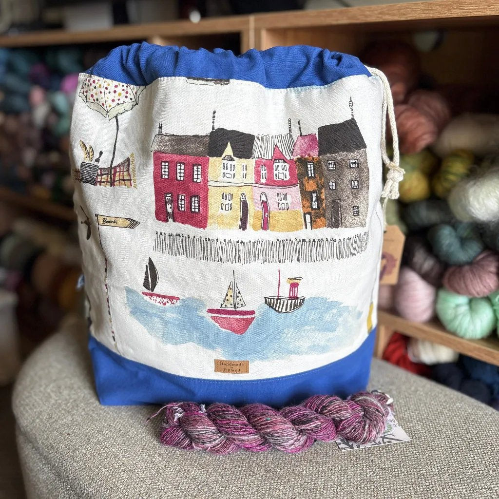 Carelia Handmade iso käsintehty projektipussi kantokahvalla ja sisätaskuilla. Mukana ihana kehruukuitu- tai käsinkehrätty minilankanäyte!