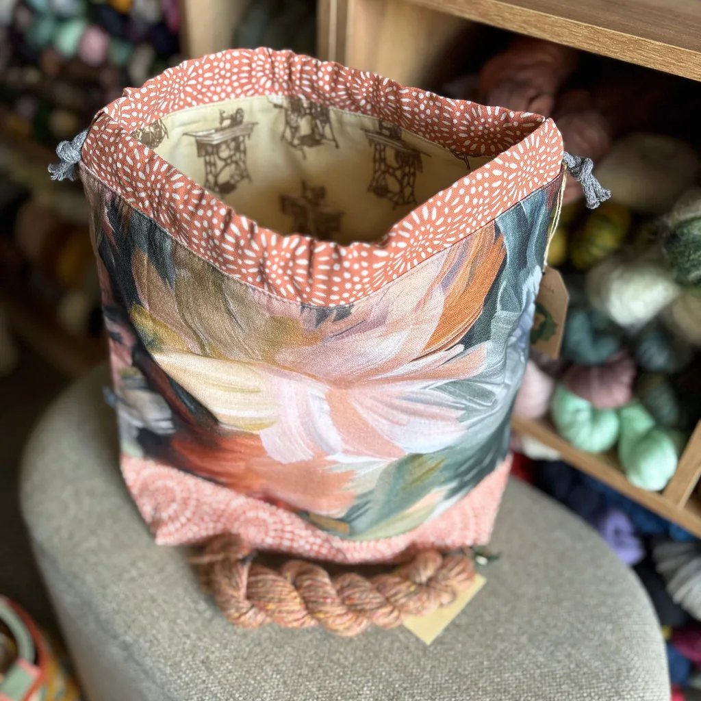 Carelia Handmade iso käsintehty projektipussi kantokahvalla ja sisätaskuilla. Mukana ihana kehruukuitu- tai käsinkehrätty minilankanäyte!