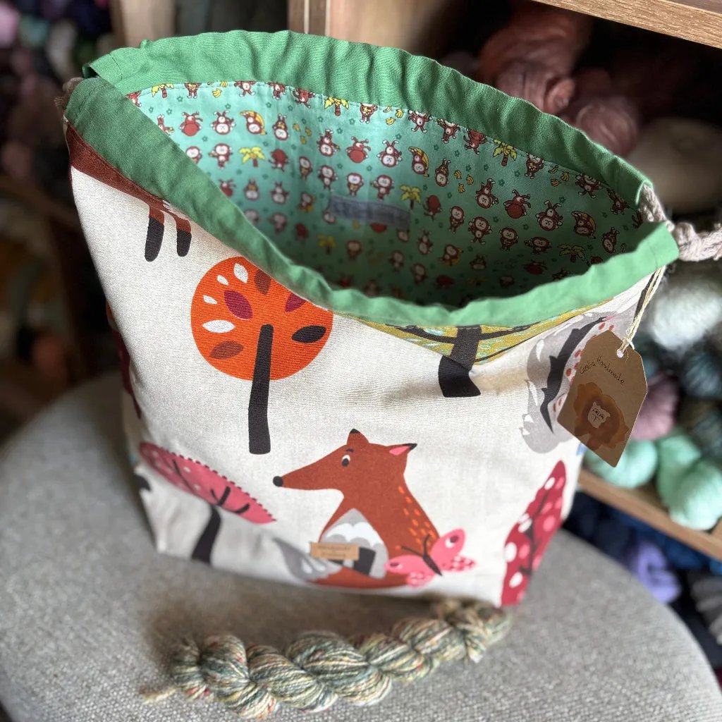 Carelia Handmade iso käsintehty projektipussi kantokahvalla ja sisätaskuilla. Mukana ihana kehruukuitu- tai käsinkehrätty minilankanäyte!