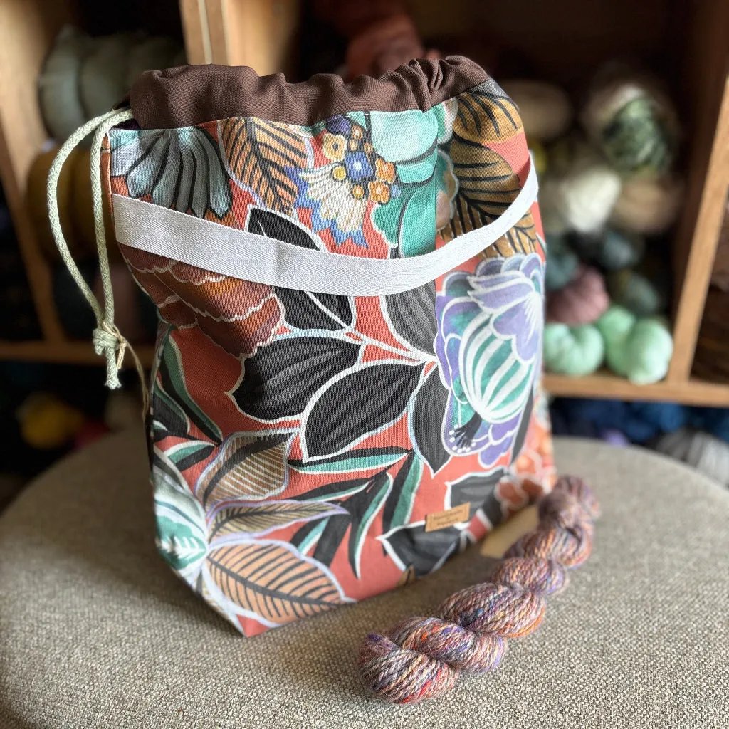 Carelia Handmade iso käsintehty projektipussi kantokahvalla ja sisätaskuilla. Mukana ihana kehruukuitu- tai käsinkehrätty minilankanäyte!