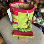 Carelia Handmade käsintehty sukkaprojektipussi ja nepparillinen puikkopesä pitävät työn ja silmukat tallessa. Mukana kehruukuitu- tai minilankanäyte!