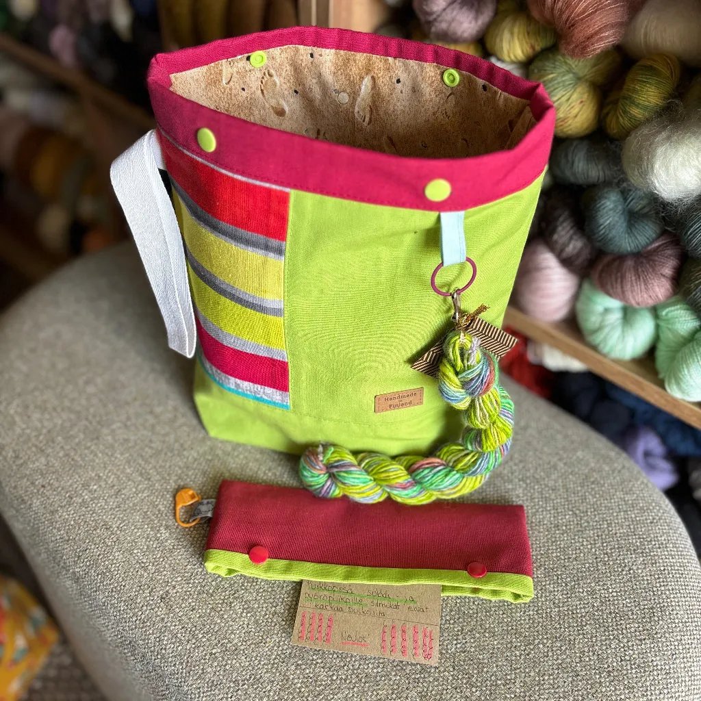 Carelia Handmade käsintehty sukkaprojektipussi ja nepparillinen puikkopesä pitävät työn ja silmukat tallessa. Mukana kehruukuitu- tai minilankanäyte!