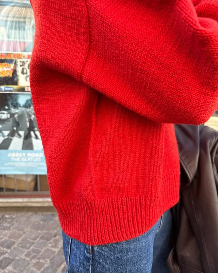Scarlet Sweater on moderni, huoliteltu ja tyylikkään väljä neulepusero, jonka ilmettä ryhdittävät kauniit, pystysuuntaiset kohoraidat.